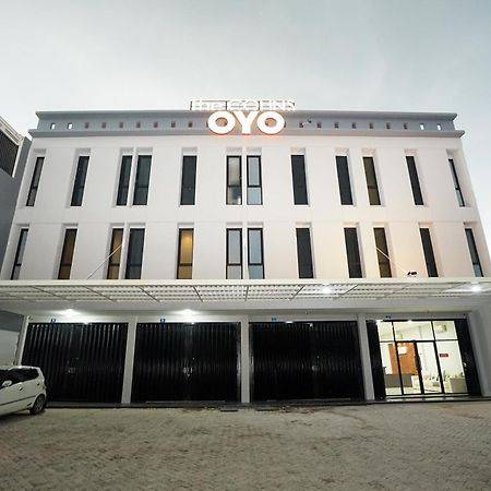 Hotel Super Oyo Capital O 449 The Colins Keputih Exterior foto