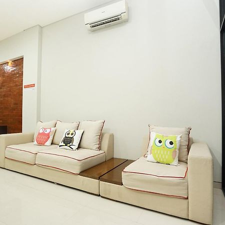 Hotel Super Oyo Capital O 449 The Colins Keputih Exterior foto