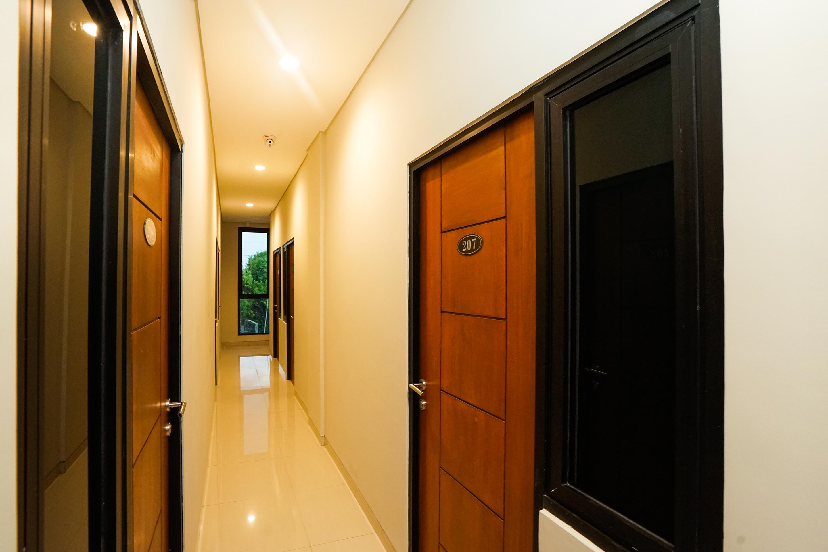 Hotel Super Oyo Capital O 449 The Colins Keputih Exterior foto