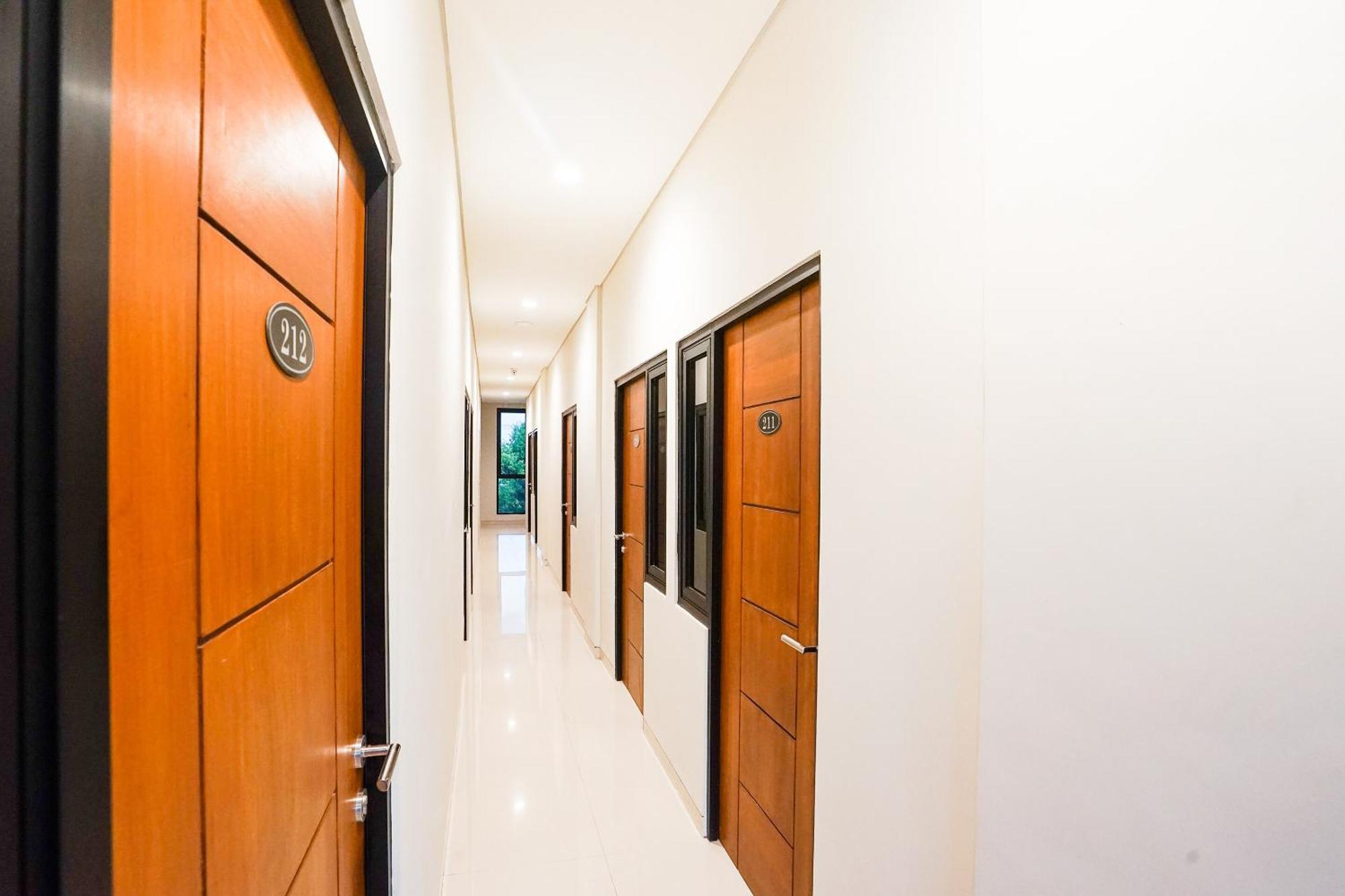 Hotel Super Oyo Capital O 449 The Colins Keputih Exterior foto
